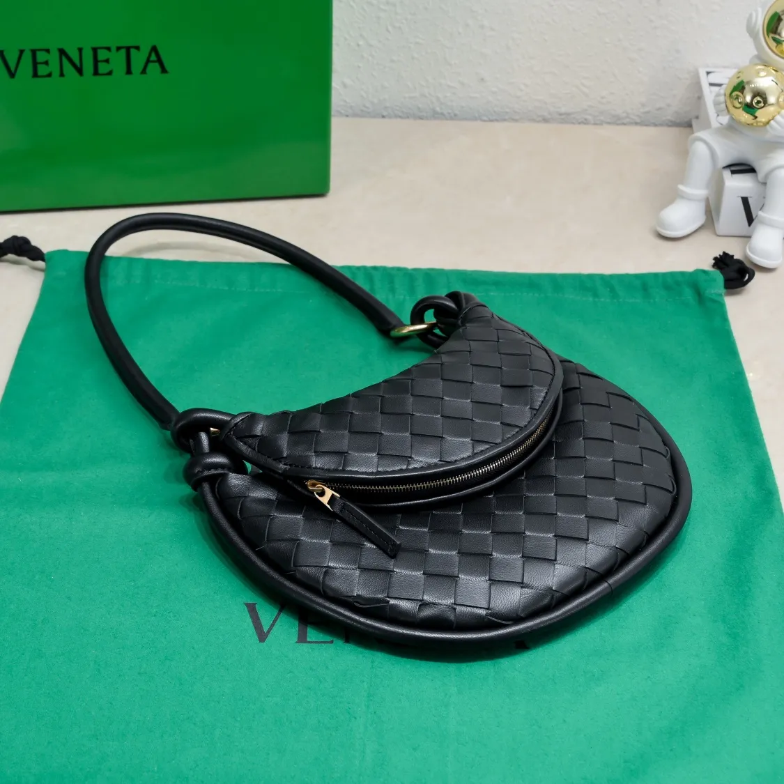 Batch 1460 Bv Shu Qi's same "Gemelli" twin bag, locked in advance, 24 years of hot style💕 Gemelli, which is paired with two half-moon-shaped bags, matched with the brand's iconic intrecciato woven sheepskin, equipped with a detachable tubular handle, which can be used as a clutch bag, on the shoulder or by flipping the small crescent moon as a handle, or as a long shoulder strap🉑️crossbody The dual design has a personalized yet charming attitude, and the eye-catching visual impact brings an elegant and fashionable feeling. It is a bag worth buying💥There are 3 sizes to choose from.  Size: 24.5x19x7, plus long shoulder strap ➕80 Model: 6764